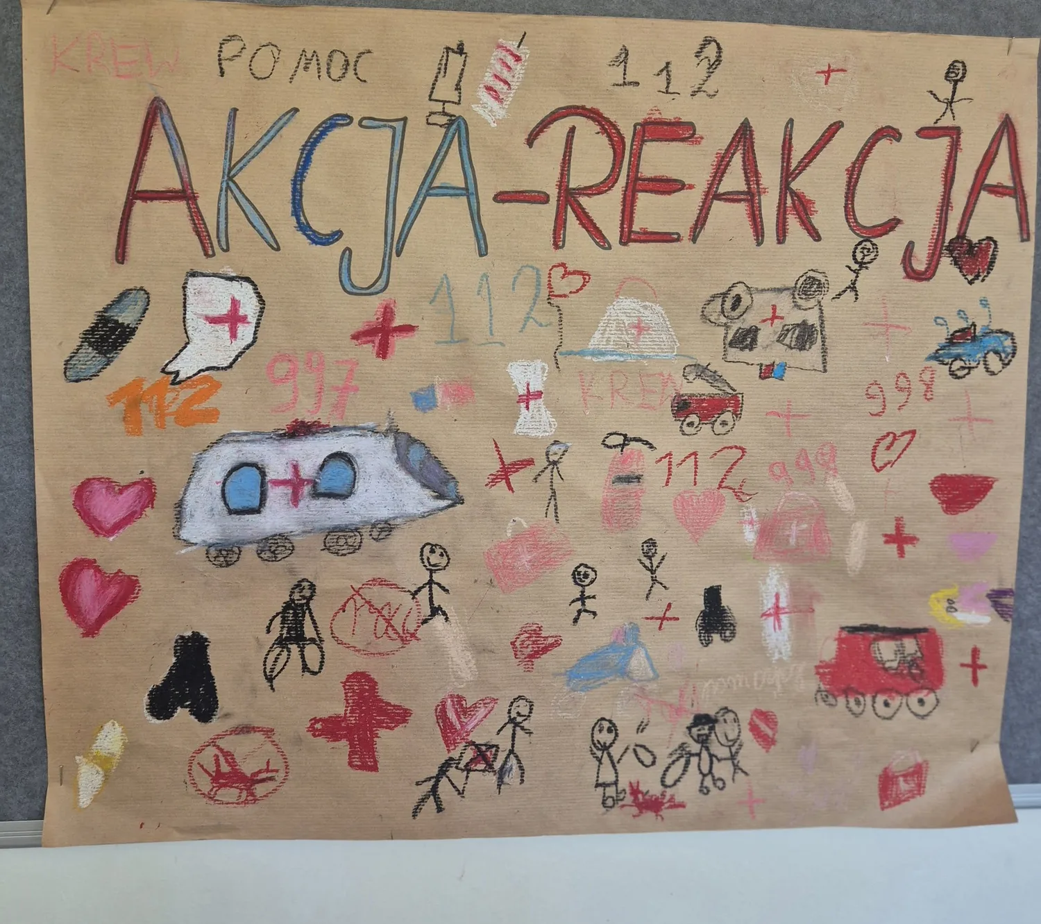 Praca uczniów o pierwszej pomocy i numerach alarmowych